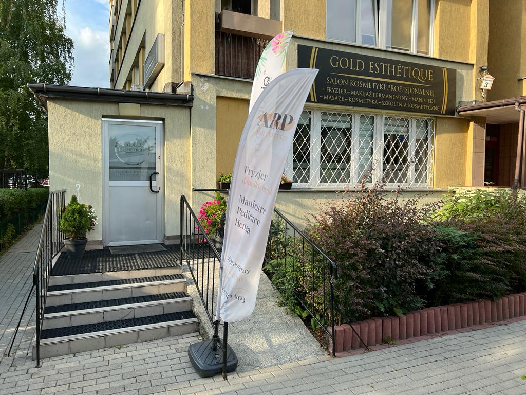 Zdjęcie salonu od zewnątrz
